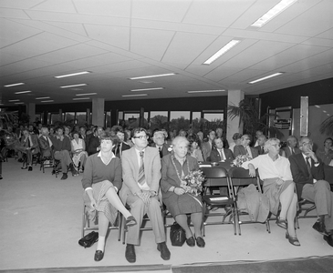 885055 Afbeelding van het publiek bij de officiële opening van het nieuwe stadion Galgenwaard te Utrecht in een zaal in ...